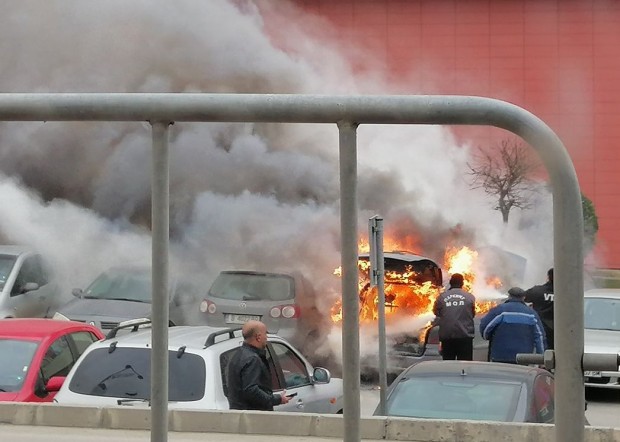 Фейсбук
Лек автомобил пламна и изгоря като факла на паркинга на