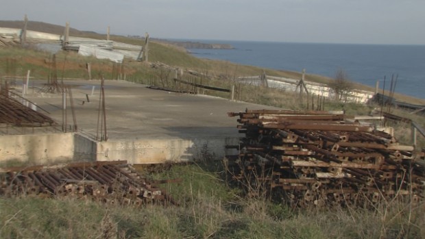 bTV
Бетон и край плажа на Синеморец Спрян преди години строеж