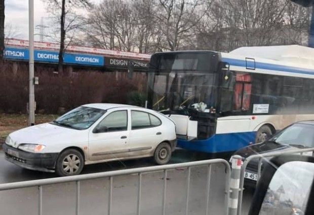 Фейсбук
Катастрофа между лек автомобил и автобус блокира движението по бул