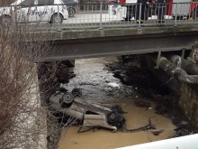 Автомобил се озова по таван в дерето до Морското училище