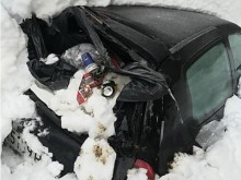 Безумие в Пампорово! Сняг затрупа кола, туристи я превърнаха в контейнер