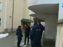 Съдебни изпълнители влязоха в къщата на Баневи