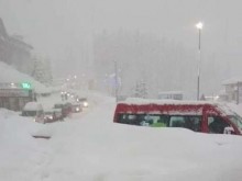 Пловдивска кола закъса в огромните преспи на Рожен