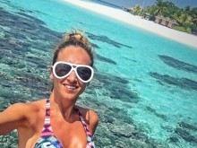 Алекс Раева прави бебе на Малдивите?
