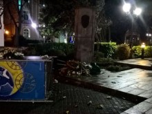 Оскверниха паметника на Стефан Стамболов пред Общината