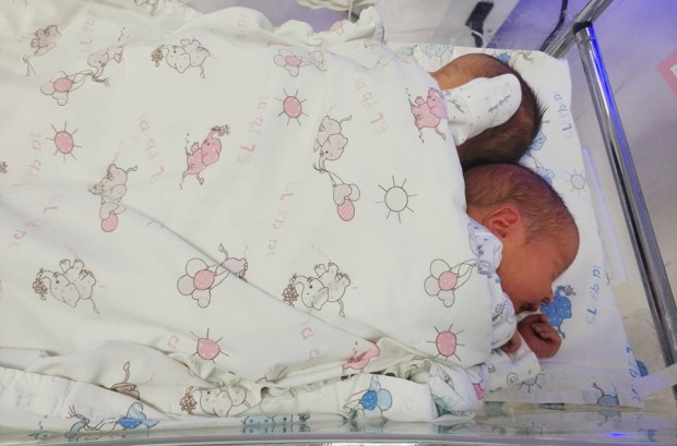 12 двойки близнаци се родиха в първия месец на 2019