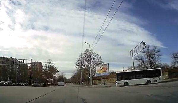 Читател на Plovdiv24.bg засне клип с нагъл шофьор на градския