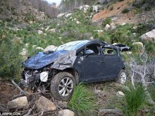 Адска трагедия край Своге! Кола виси от скали, а в нея - труп