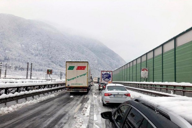 Близо 200 души бяха блокирани на магистрала в Италия след