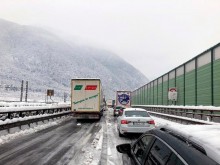 Снежен ад в Италия! Лавина затвори магистрала