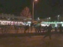 Безумие! Фенове на Локо и Ботев се млатят по средата на централен булевард в Пловдив!