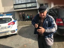 Трима цигани пребиха дядо, за да му вземат покупките и телефона