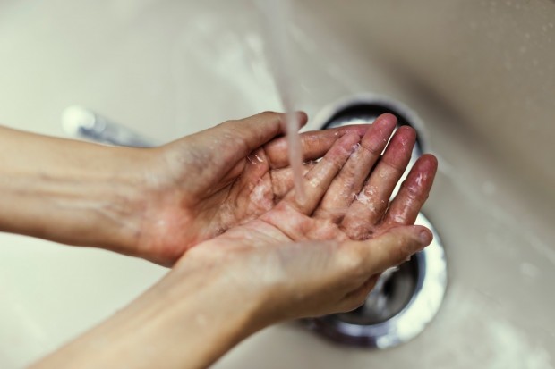 Прекалено честото измиване на ръцете и използването на мокри кърпи