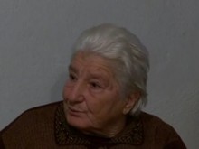 Майка и дъщеря спят с брадви заради непрестанен страх