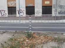 И това доживяхме! Млад селянин грабна част от оградата на бул. "Руски"!