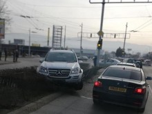 Джип застина върху разделителната ограда на "Коматевско" след ПТП