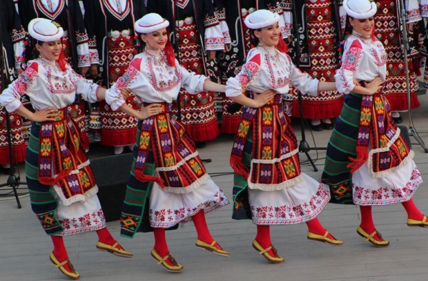 Цветни щрихи от България е името на концерт спектакъла на фолклорен