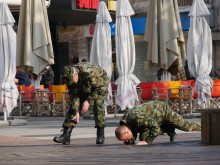 Военни огледаха покрития фонтан пред Общината, търсят място за заря