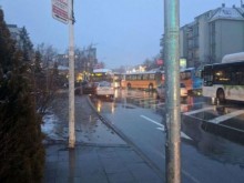 Изцепка на буйстващ пътник причини зверска катастрофа между два автобуса