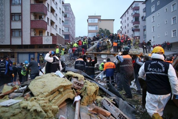 Стотици спасители разчистват останките на 8-етажната сграда, която рухна по