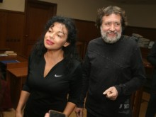 Майката на Банев: Снаха ми и синът ми са дисциплинирани хора