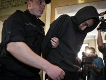 Хулиганът, който хвърли бомбичка по полицайка и я остави почти сляпа, получи 4 години затвор