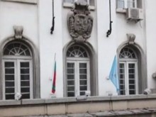 Куриоз в столицата: Увиха в найлони главите на статуи, защото се рушат