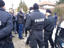 Напрежение във Войводиново! Ромите се заканват с война и масови протести, ако пак ги изгонят