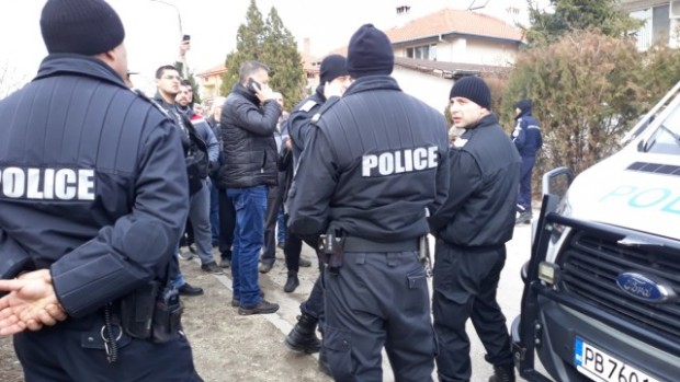 bTV
Около 40 роми с представители на правозащитна организация вече няколко