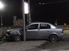 Среднощен екшън до Водната палата! Кола влетя в кръговото