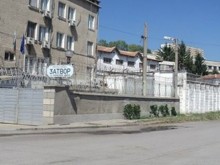 Наркозависим затворник иска обезщетение, не му давали книги от библиотеката
