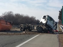 Затвориха АМ "Хемус" заради ПТП с камион, има разпилян товар