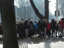 Безплатни дюнери в североизточен български град, вижте огромната опашка!
