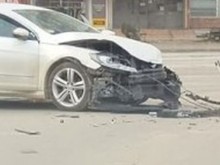 Леко почерпен шофьор мачка наред: Пострадаха две коли