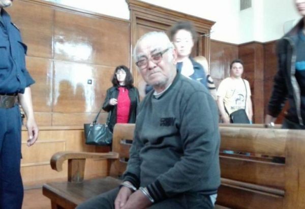 Обвиняемият в убийството на баба Райме Джелял Юсеинов влиза за