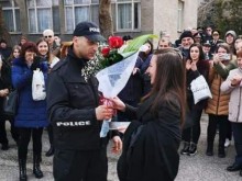 Появи се снимка на романтичния полицай, който разчувства България