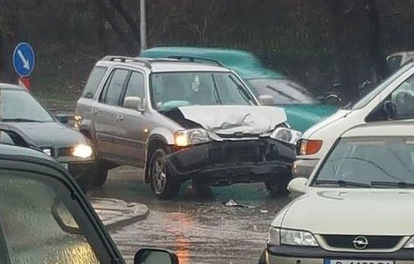 Фейсбук
Катастрофа между два автомобила е станала във Варна, научи Varna24.bg. От