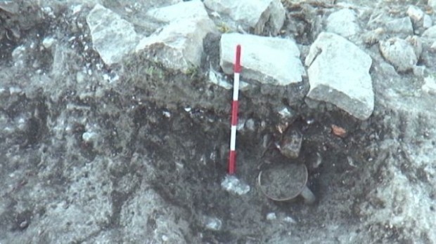 Бебе, погребано в глинено гърне, откриха археолозите, проучващи хълма Трапезица