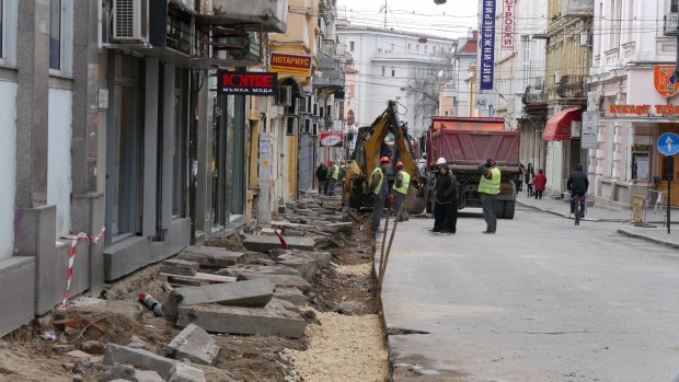 Започна разширяването на тротоарите на ул Христо Г Данов предаде