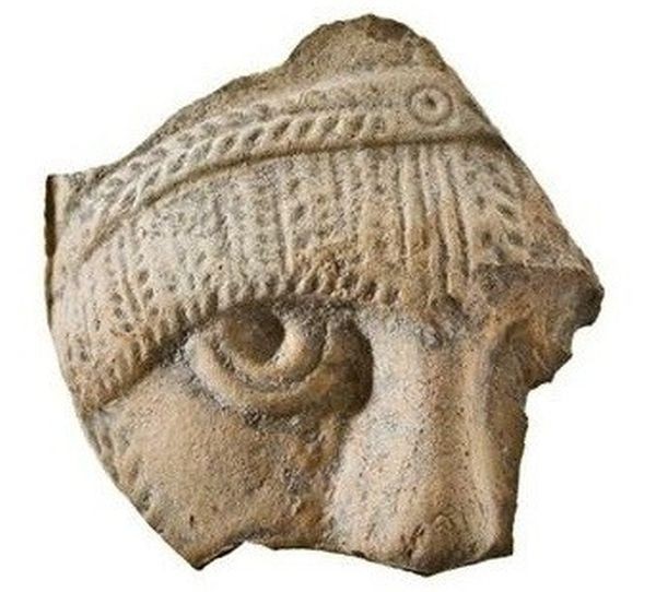Фрагмент от теракотена маска на император от 6 век са