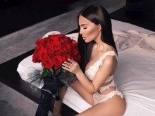 Останала само по дантелено бельо, тя подкани мъжете: Дарявайте с цветя жените си!