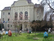 Поставиха огромни великденски яйца пред общината