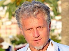 Къци Вапцаров с трепет чака подарък от жена си