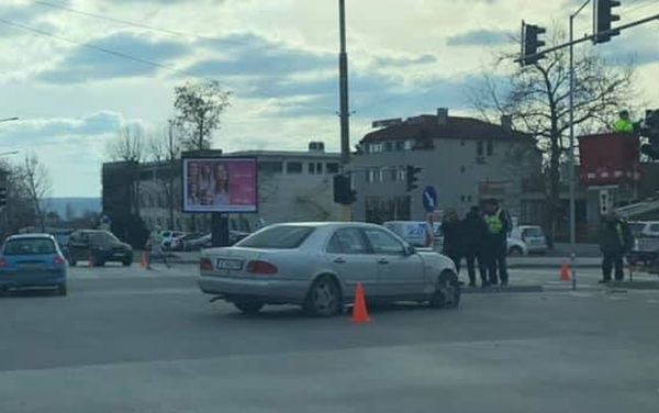 Фейсбук
Катастрофа между два автомобила е станала на кръстовището на бул