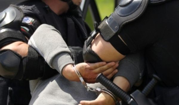 Полицията в Солун арестува трима български граждани – мъж и