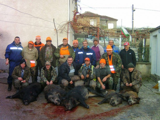 Фейсбук
Снимка на авджиите от ловната дружинка в квартал Повеляново“ е