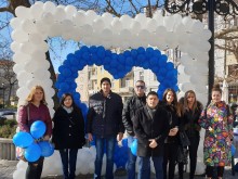 Арка от сини и бели балони във формата на сърце на Главната
