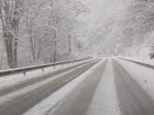 Шофьор на автобус заряза пътничка в снежната гора, причината ще ви изуми!
