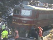 Частен влак дерайлира в Пловдив, спряха движението