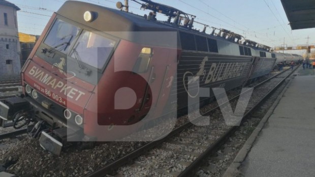 виж галерията
Влакът който рано тази сутрин претърпя инцидент в Пловдив
